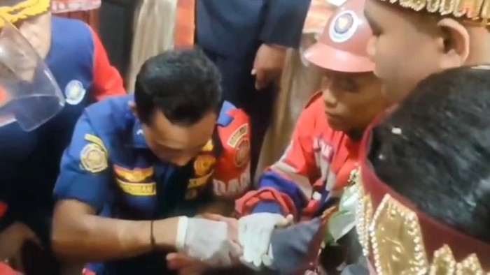Damkar di saat penyelamatan cincin mempelai lelaki yang kekecilan Damkar di saat penyelamatan cincin mempelai lelaki yang kekecilan.