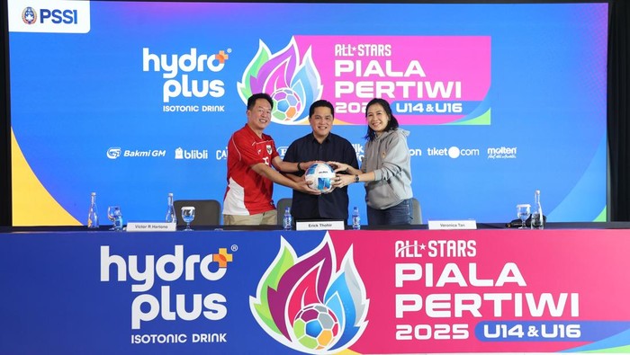 Erick Thohir Ketua Umum PSSI Erick Thohir, Pelatih Timnas Putri Indonesia Coach Mochi, dan Wamen PPPA Veronica Tan di konferensi pers Piala Pertiwi U-14 dan U-16.