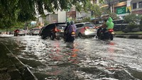 Jalan di Depan Kampus USU Medan Banjir