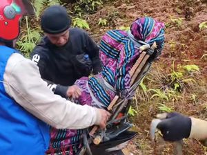 Jenazah Penyuluh KB Dibonceng Motor karena Jalur Ekstrem-Ambulans Rusak Jenazah Penyuluh KB Dibonceng Motor karena Jalur Ekstrem-Ambulans Rusak