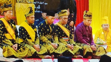 Kapolri Didampingi Kapolda-Gubri Dengar Elu-eluan di Prosesi Anugerah Adat