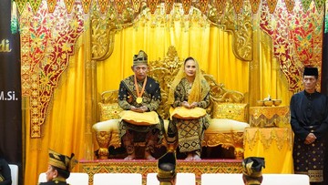Momen Khidmat Tepuk Tepung Tawar dalam Prosesi Anugerah Adat Kapolri