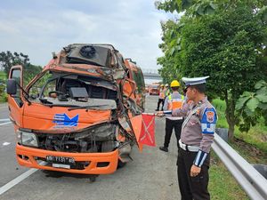 Minibus Tabrak Bokong Truk di Tol Jomo, 2 Penumpang Luka Berat Minibus Tabrak Bokong Truk di Tol Jomo, 2 Penumpang Luka Berat