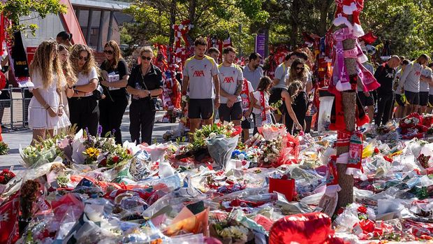 LIVERPOOL, ENGLAND - JULY 11: (THE SUN AND SUN ON SUNDAY OUT) (EDITOR'S NOTE: This Handout photo was provided by a third-party organization and may not adhere to Getty Images' editorial policy.) In this handout image provided by Liverpool FC, players of Liverpool Football Club at the memorial of teammate Diogo Jota at Anfield on July 11, 2025 in Liverpool, England. The Liverpool player and Portugal international Diogo Jota, 28, was killed in a car crash on July 03 in Zamora, Spain. He was travelling with his brother Andre Silva before returning to the UK for the start of the Premier League season. (Photo by Liverpool FC - Handout/Liverpool FC via Getty Images)