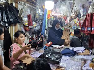 Jelang Tahun Ajaran Baru, Warga Serbu Pasar Senen Cari Seragam Sekolah Murah Jelang Tahun Ajaran Baru, Warga Serbu Pasar Senen Cari Seragam Sekolah Murah