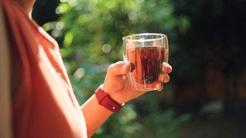 Minum Kopi saat Cuaca Panas Terik, Aman atau Tidak?