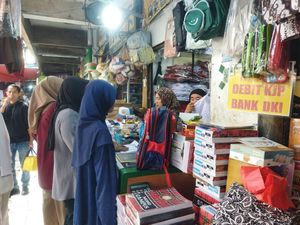 Omzet Penjual Seragam di Pasar Minggu Naik 50 Persen Jelang Masuk Sekolah Omzet Penjual Seragam di Pasar Minggu Naik 50 Persen Jelang Masuk Sekolah