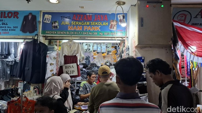 Ortu Belanja Keperluan Anak Sekolah Jelang Tahun Ajaran Baru Ortu Belanja Keperluan Anak Sekolah Jelang Tahun Ajaran Baru
