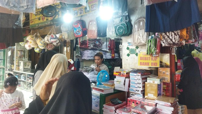 Para orang bau tanah beli peralatan sekolah anak di Pasar Minggu (Fadil/detikcom) Para orang bau tanah beli peralatan sekolah anak di Pasar Minggu (Fadil/detikcom)
