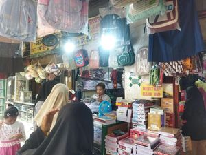 Sayang Anak! Ibu Ini Tak Pikirkan Harga Saat Beli Seragam Putranya Sayang Anak! Ibu Ini Tak Pikirkan Harga Saat Beli Seragam Putranya
