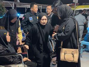 Isak Tangis Iringi Jenazah WN Malaysia Korban KMP Tunu Pratama Jaya Isak Tangis Iringi Jenazah WN Malaysia Korban KMP Tunu Pratama Jaya