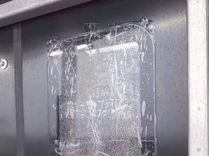 Penampakan Kaca KRL Baru yang Retak Dilempar Batu di Bogor Penampakan Kaca KRL Baru yang Retak Dilempar Batu di Bogor