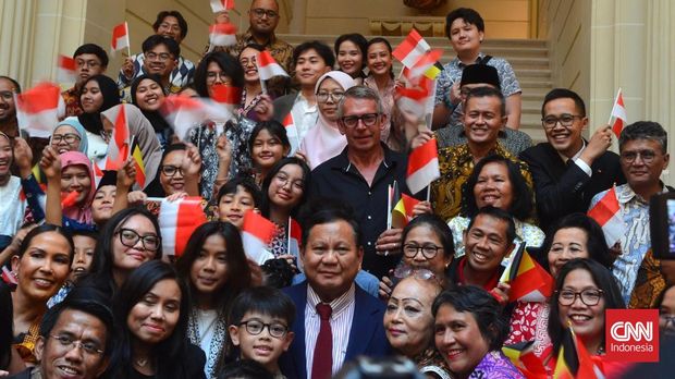 Presiden RI Prabowo Subianto disambut diaspora Indonesia di Brussel, Belgia, Sabtu (12/7). (CNNIndonesia/M Naufal)