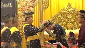 Terima Anugerah Adat dari LAM Riau, Kapolri Dipasangkan Tanjak di Kepala