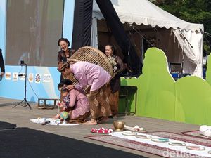 Menyaksikan Upacara Adat Tedak Siten di Candi Borobudur Magelang Menyaksikan Upacara Adat Tedak Siten di Candi Borobudur Magelang