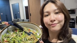 Sayang Suami! Ribka Sugiarto Masak Tumis Kangkung buat Rian Ardianto