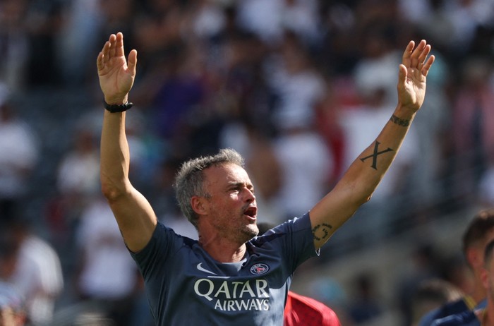 SOCCER-CLUB-PSG-RMA/ Soccer Football - FIFA Club World Cup - Semi Final - Paris St Germain v Real Madrid - MetLife Stadium, East Rutherford, New Jersey, U.S. - July 9, 2025 Paris St Germain coach Luis Enrique celebrates after the match REUTERS/Mike Segar