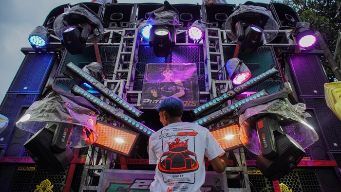 Sound Horeg Guncang Karnaval Urek-urek Malang Warga menyaksikan gelaran Urek Urek Carnival yang diiringi perangkat audio berkapasitas besar di Desa Urek-urek Kecamatan Gondanglegi, Kabupaten Malang, Jawa Timur, Sabtu (12/7/2025). Karnaval dengan iringan-iringan audio kapasitas besar tersebut diselenggarakan tiap tahun di saat saat-saat syukuran desa atau setelahnya dalam rangka menyemarakkan higienis desa yang diperingati pada bulan Suro pada penanggalan Jawa. ANTARA FOTO/Irfan Sumanjaya/nym.