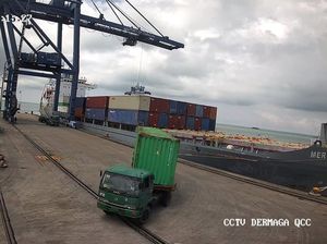 Alat Bongkar Muat Peti Kemas di TPK Tarakan Kembali Berfungsi Alat Bongkar Muat Peti Kemas di TPK Tarakan Kembali Berfungsi