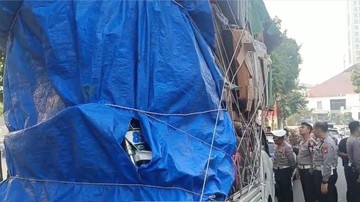 Polda Metro Setop Pikap Overload di Tol Dalkot, Ternyata Bawa Motor Bodong