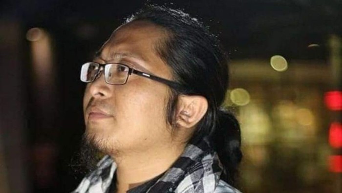 Ustaz Anwar, pencipta lagu COD yang sempat trend berbarengan problem penganiayaan kurir di Pamekasan. Ustaz Anwar, pencipta lagu COD yang sempat trend berbarengan problem penganiayaan kurir di Pamekasan.