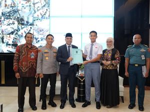 Pesan Khusus Walkot Eri untuk Arka, Paskibraka Nasional Asal Surabaya Pesan Khusus Walkot Eri untuk Arka, Paskibraka Nasional Asal Surabaya