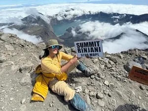 Mantap! Ini Potret Ira Wibowo dan Atiek CB Mendaki Gunung Rinjani Mantap! Ini Potret Ira Wibowo dan Atiek CB Mendaki Gunung Rinjani
