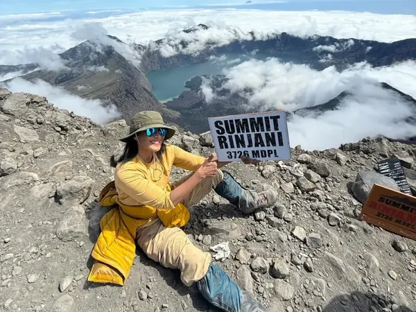 Mantap! Ini Potret Ira Wibowo dan Atiek CB Mendaki Gunung Rinjani