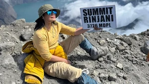 Tepuk Tangan Buat Atiek CB: Mbah Umur 62 Tahun di Puncak Rinjani