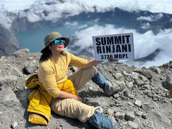 Tepuk Tangan Buat Atiek CB: Mbah Umur 62 Tahun di Puncak Rinjani