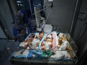 Bayi-bayi di Palestina Berbagi Inkubator Akibat Perang dan Krisis Bahan Bakar Bayi-bayi di Palestina Berbagi Inkubator Akibat Perang dan Krisis Bahan Bakar