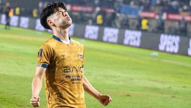 Dewa United peringkat ketiga Piala Presiden 2025 Pesepak bola Dewa United Taisei Marukawa berselebrasi usai mencetak gol ke gawang tim Liga Indonesia All Star saat laga perebutan peringkat ketiga Piala Presiden 2025 di Stadion Si Jalak Harupat, Kabupaten Bandung, Jawa Barat, Sabtu (12/7/2025). Dewa United berhasil menduduki peringkat ketiga setelah mengalahkan Liga Indonesia All Star dengan skor akhir 2-0. ANTARA FOTO/Novrian Arbi/nym.