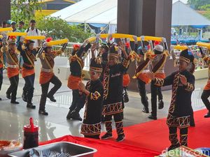 Dika Pacu Jalur hingga Polisi Cilik Meriahkan Riau Bhayangkara Run 2025 Dika Pacu Jalur hingga Polisi Cilik Meriahkan Riau Bhayangkara Run 2025