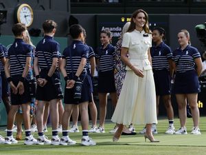 Foto: Kate Middleton Elegan di Final Wimbledon 2025, Intip Detail Gayanya Foto: Kate Middleton Elegan di Final Wimbledon 2025, Intip Detail Gayanya