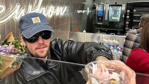 Gaya SWAG Justin Bieber saat Coba Sundae Erewhon dan Makan Ramen