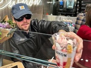 Gaya SWAG Justin Bieber saat Coba Sundae Erewhon dan Makan Ramen Gaya SWAG Justin Bieber saat Coba Sundae Erewhon dan Makan Ramen