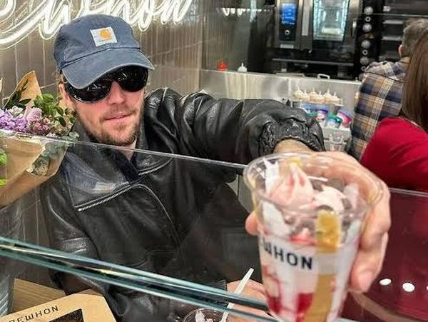 Gaya SWAG Justin Bieber saat Coba Sundae Erewhon dan Makan Ramen