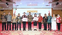2 Paskibraka Nasional 2025 Asal Sumut Temui Gubsu Bobby