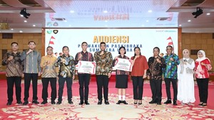 2 Paskibraka Nasional 2025 Asal Sumut Temui Gubsu Bobby
