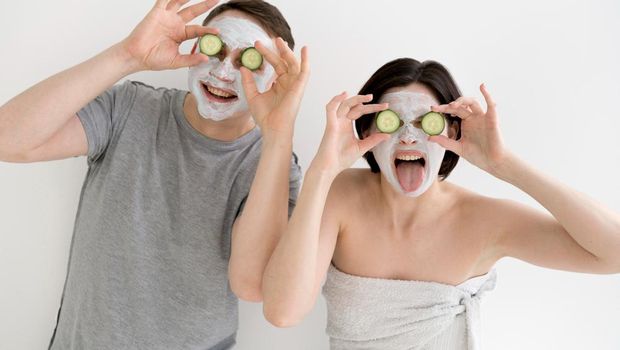 Ilustrasi dua orang sedang menggunakan masker wajah/Foto: Freepik.com/freepik