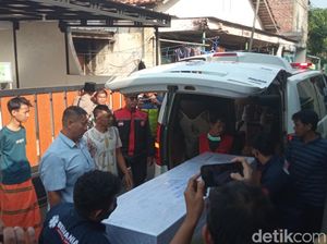 Haru dan Air Mata Iringi Kedatangan Jenazah PMI Tasmi di Cirebon