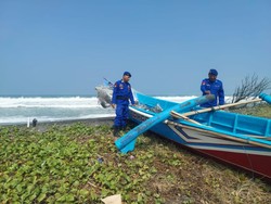 Nelayan Pantai Samas Tewas Usai Berenang gegara Kapal Terbalik Kena Ombak
