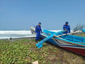 Nelayan Pantai Samas Tewas Usai Berenang gegara Kapal Terbalik Kena Ombak Nelayan Pantai Samas Tewas Usai Berenang gegara Kapal Terbalik Kena Ombak