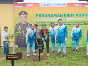 Kapolri-Kapolda Tanam Pohon di Riau Bhayangkara Run, Komitmen Jaga Lingkungan Kapolri-Kapolda Tanam Pohon di Riau Bhayangkara Run, Komitmen Jaga Lingkungan