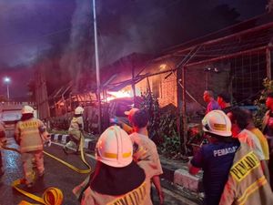 Rumah di Cilincing Terbakar, 4 Orang Penghuni Termasuk Balita Terluka Rumah di Cilincing Terbakar, 4 Orang Penghuni Termasuk Balita Terluka