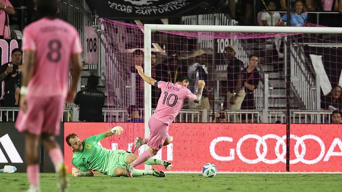 FORT LAUDERDALE, FLORIDA - JULY 12: Lionel Messi #10 of Inter Miami CF dribles over Joe Willis #1 of Nashville SC to score the teams second goal during the MLS match between Inter Miami CF and Nashville SC at Chase Stadium on July 12, 2025 in Fort Lauderdale, Florida. (Photo by Leonardo Fernandez/Getty Images)