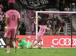 Messi Curi Bola, Gocek Kiper, Cetak Gol, Perpanjang Rekor