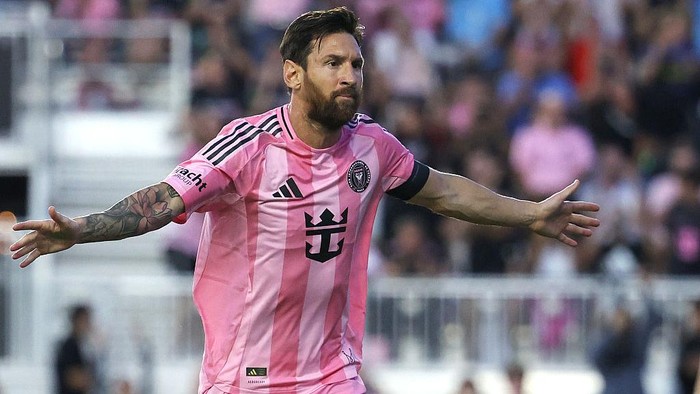 FORT LAUDERDALE, FLORIDA - JULY 12: Lionel Messi #10 of Inter Miami CF celebrates after scoring the teams first goal during the MLS match between Inter Miami CF and Nashville SC at Chase Stadium on July 12, 2025 in Fort Lauderdale, Florida. (Photo by Leonardo Fernandez/Getty Images)