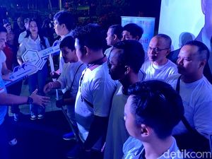 Ara Serahkan 100 Kunci Rumah Bersubsidi di Tengah Guyuran Hujan Ara Serahkan 100 Kunci Rumah Bersubsidi di Tengah Guyuran Hujan
