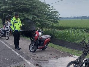 2 Motor Adu Banteng di Tikungan Poros Soppeng-Wajo, 1 Orang Tewas 2 Motor Adu Banteng di Tikungan Poros Soppeng-Wajo, 1 Orang Tewas